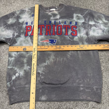 Load image into Gallery viewer, Vintage 1996 New England Patriots Custom Sweatshirt M/L