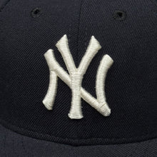 Load image into Gallery viewer, Vintage New York Yankees 2000 World Series New Era Fitted Hat 7 1/4 LP